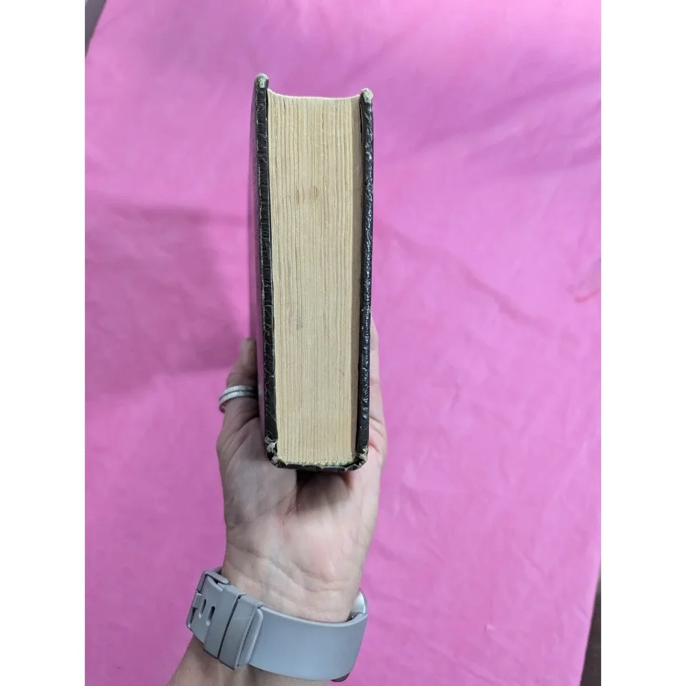 Vintage 1973 THE Living Bible Paraphrased leather like cover‎
